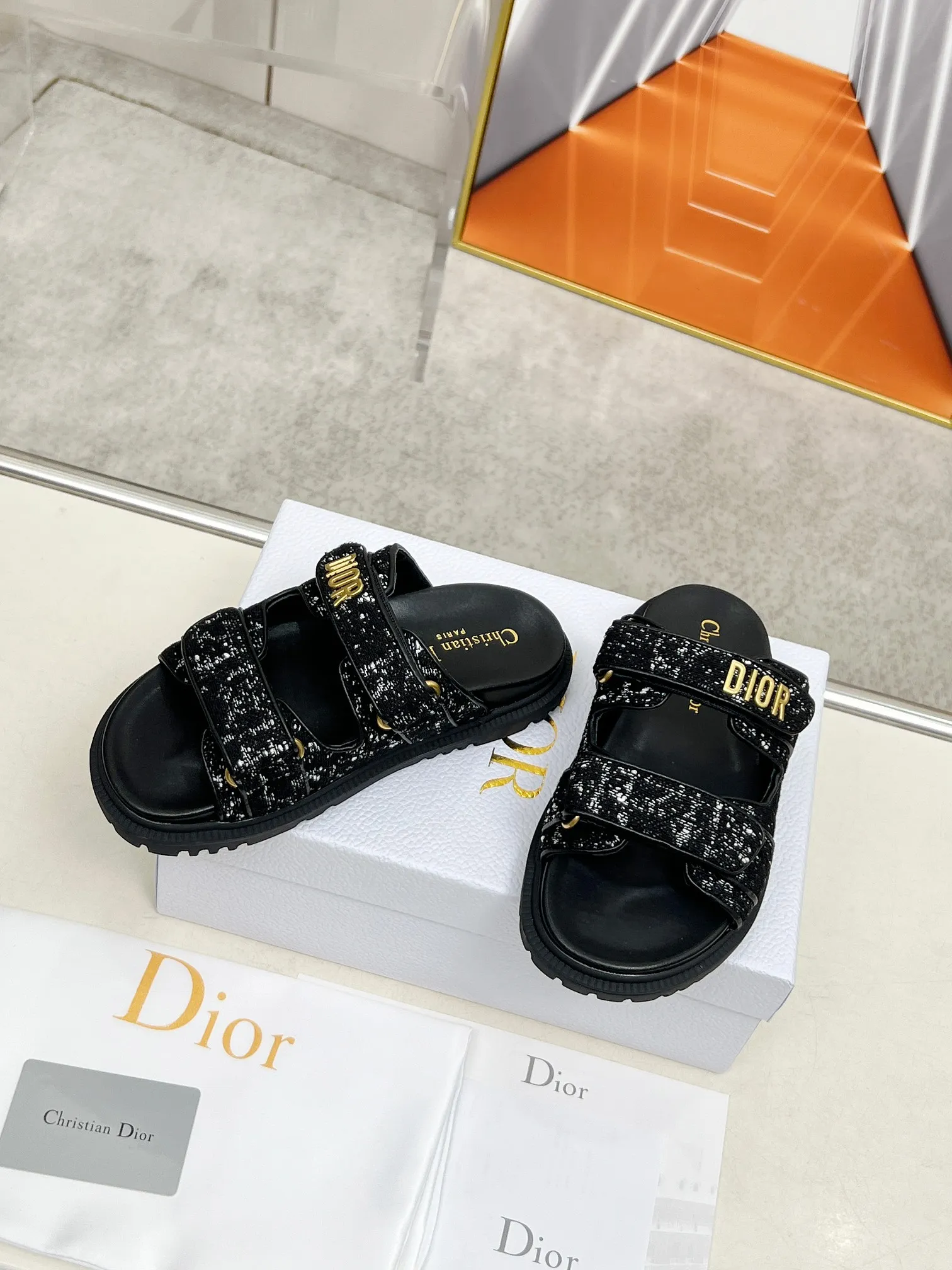 👟👟Ex-factory price 480👟👟Dior👏👏New classic style. 🔥Purchasing-level qualityThick-soled slippers popular in foreign counters. Upper➕Inner: original customized material, original mold opening of sole 1.1 (lightweight, code number 35-40 (41/42 can be customized)